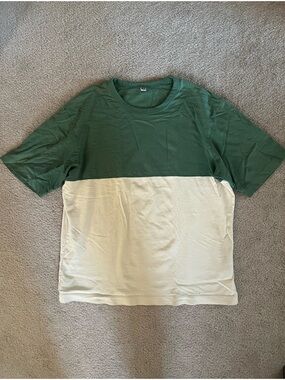 Uniqlo Two-Tone Green and Cream Short Sleeve Crewneck Tee